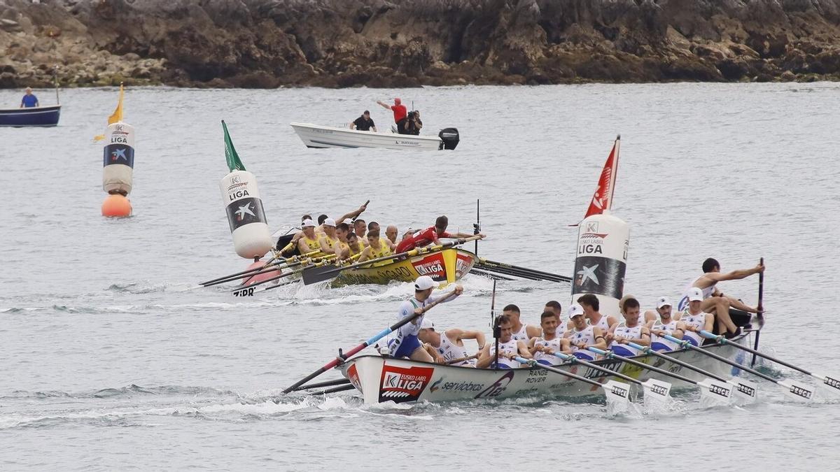 Las tripulaciones de Orio y Donostiarra en una de las ciabogas de la regata disputada en aguas de Castro Urdiales.