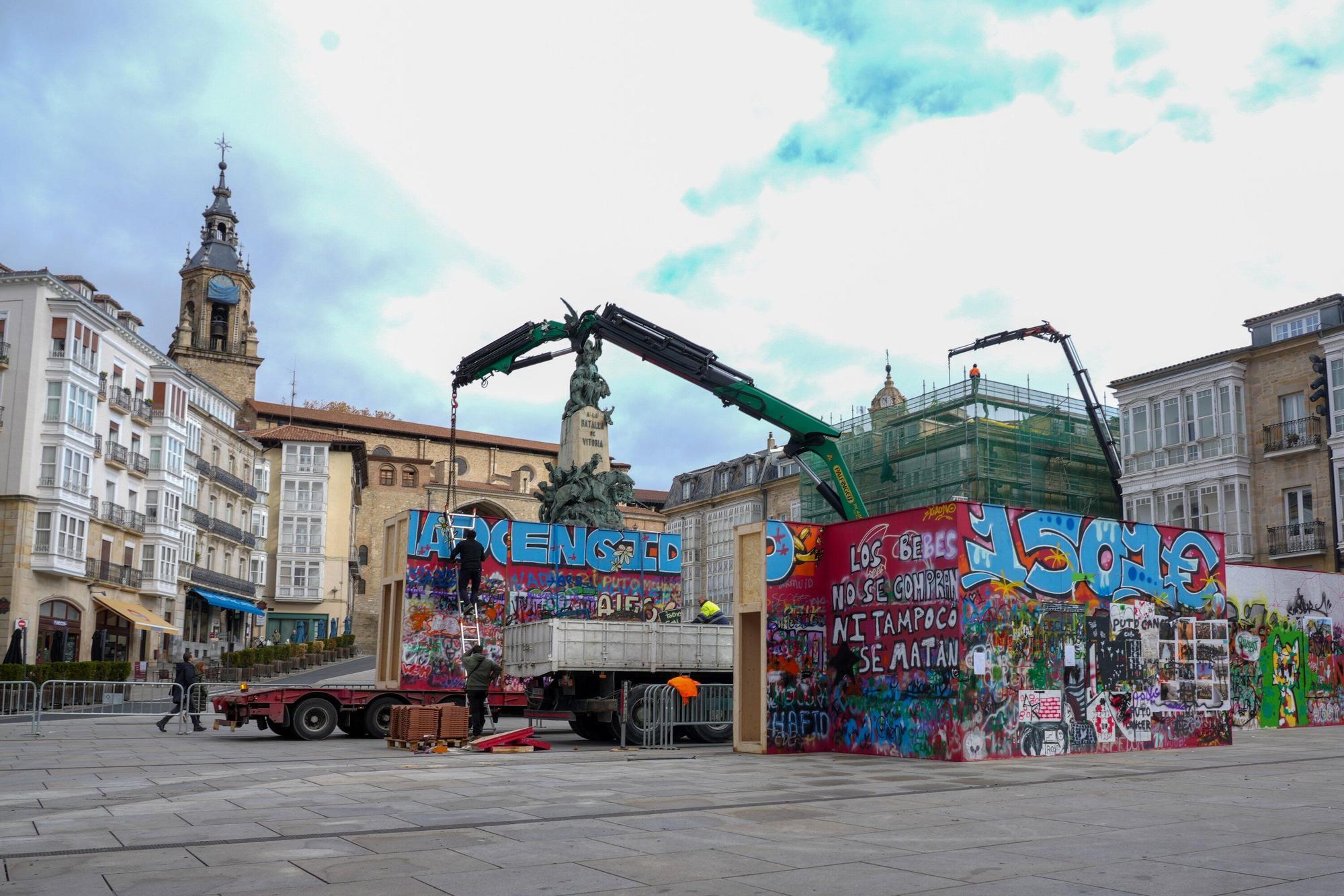 En imágenes: La Virgen Blanca retira su muro y espera ya la noria de Navidad