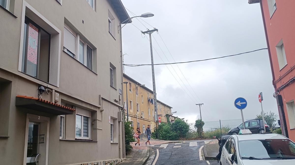 En imagen, la calle Federico Martínez, y al fondo, las viviendas de la zona de El Roble.