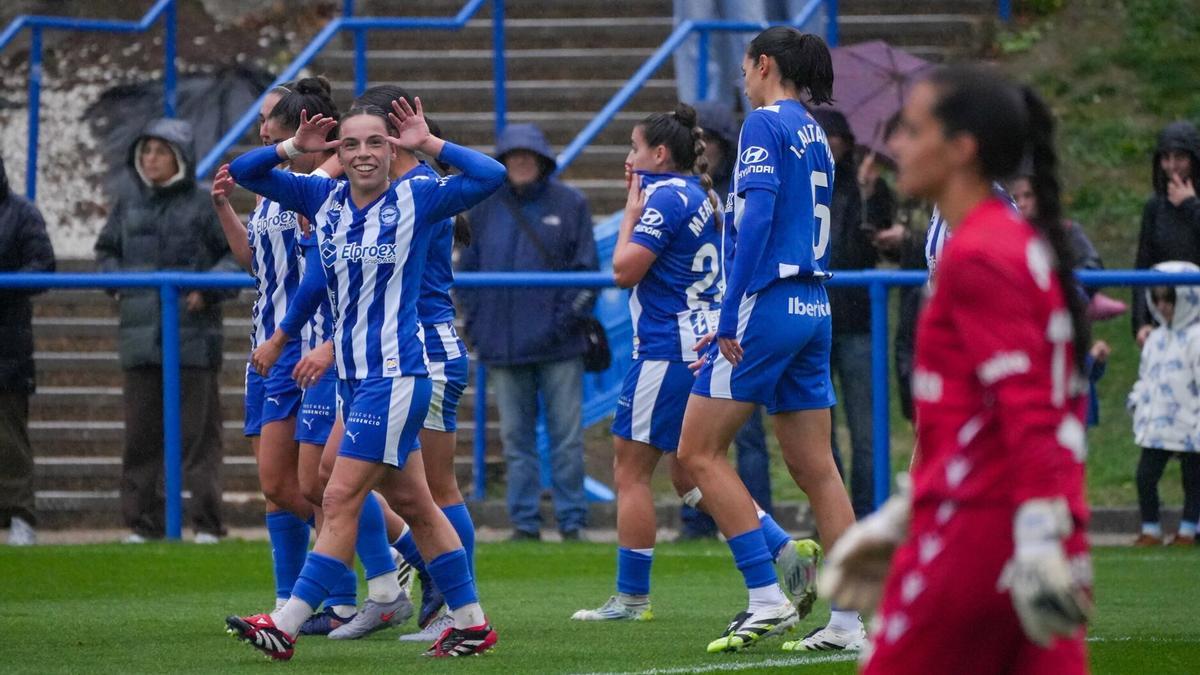 Carmen Sobrón celebra su gol, el segundo de la tarde, frente al Levante en la Ciudad Deportiva José Luis Compañón.
