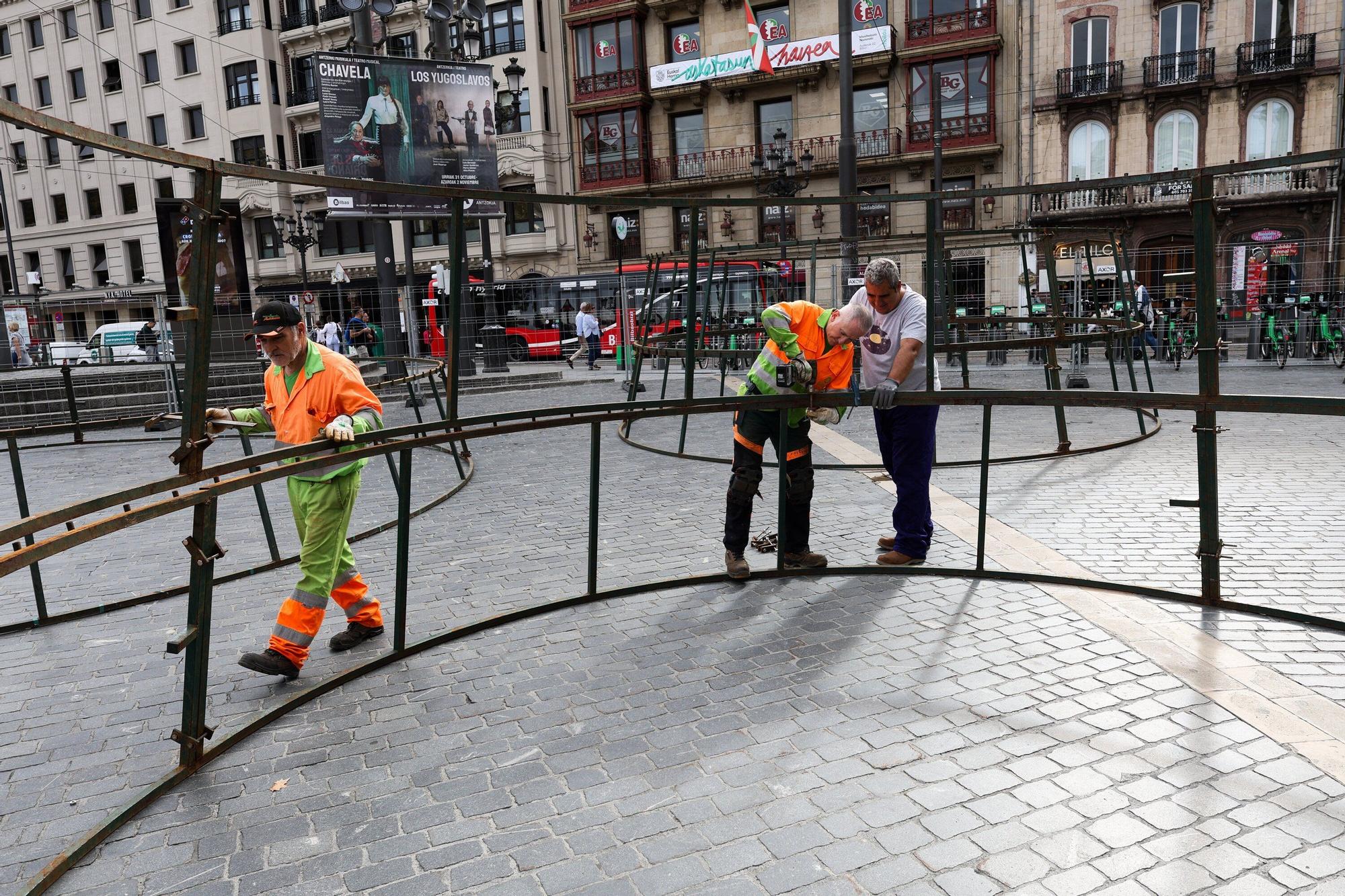 Comienzan a montar el árbol de Navidad de la plaza del Arriaga