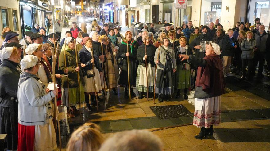 En imágenes: Las voces de Santa Águeda recorren Vitoria- Gasteiz