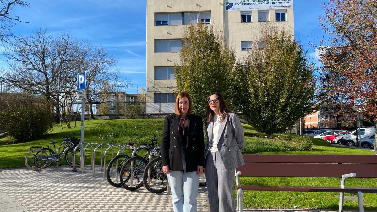 Cristina Laborda, alcaldesa de Irun, y Begoña Pedrosa, consejera de Educación del Gobierno Vasco.