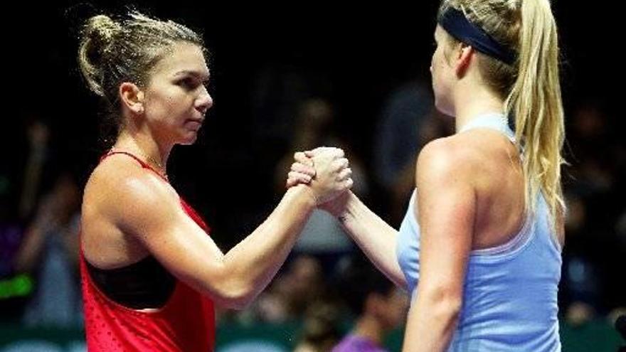 Elina Svitolina recibe las felicitaciones de la rumana Simona Halep tras ganar su partido en Singapur.