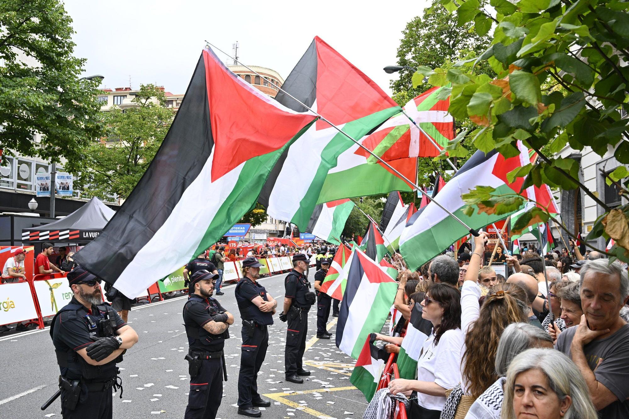 En imágenes: protesta contra el Israel al paso de la La Vuelta por Bilbao