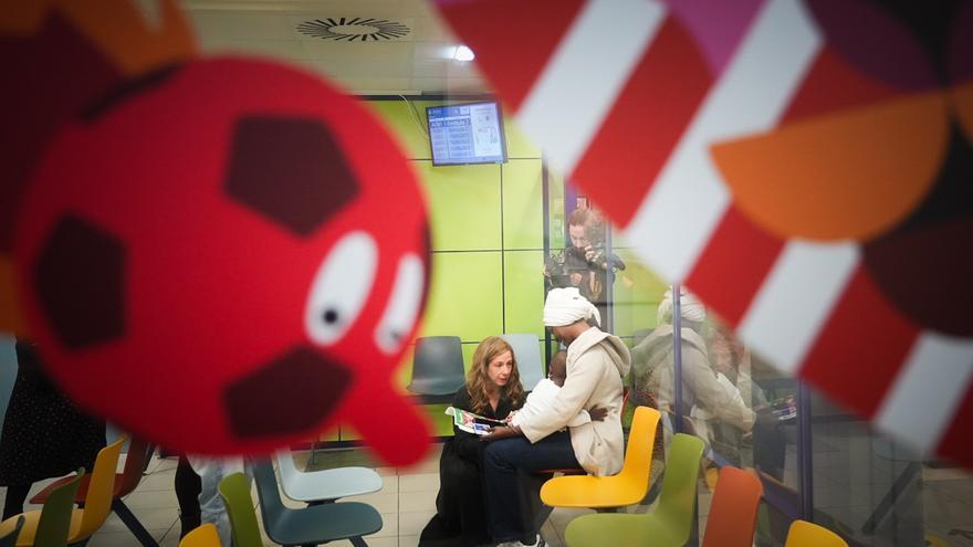 Supertxapeldunak llena de valores y color las urgencias pediátricas de Cruces