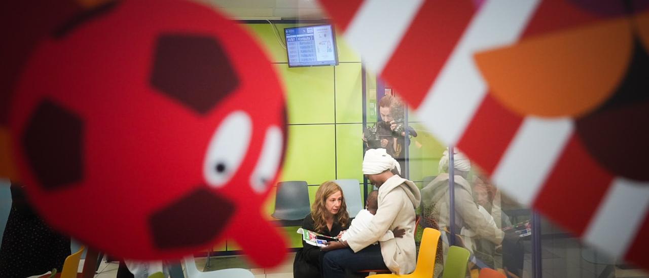 En imágenes: Supertxapeldunak llena de valores y color las urgencias pediátricas de Cruces