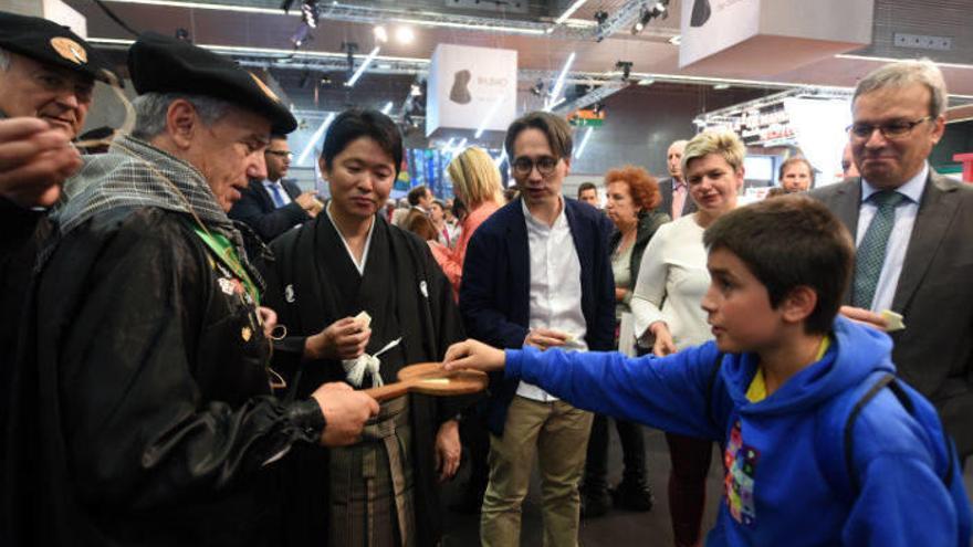Un niño prueba un queso de producción vasca en presencia de representantes de otros países como Japón, ayer en Expovacaciones.