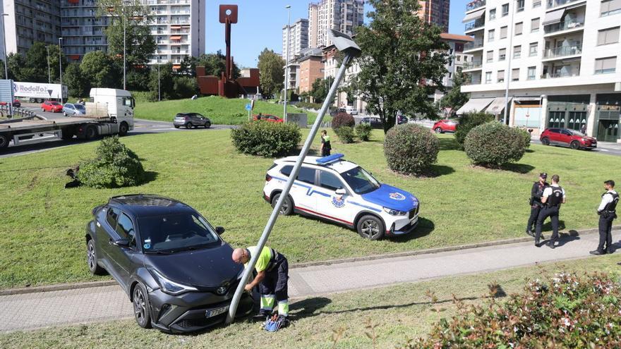 Susto entre Bidebieta y Trintxerpe por un coche que ha invadido la acera