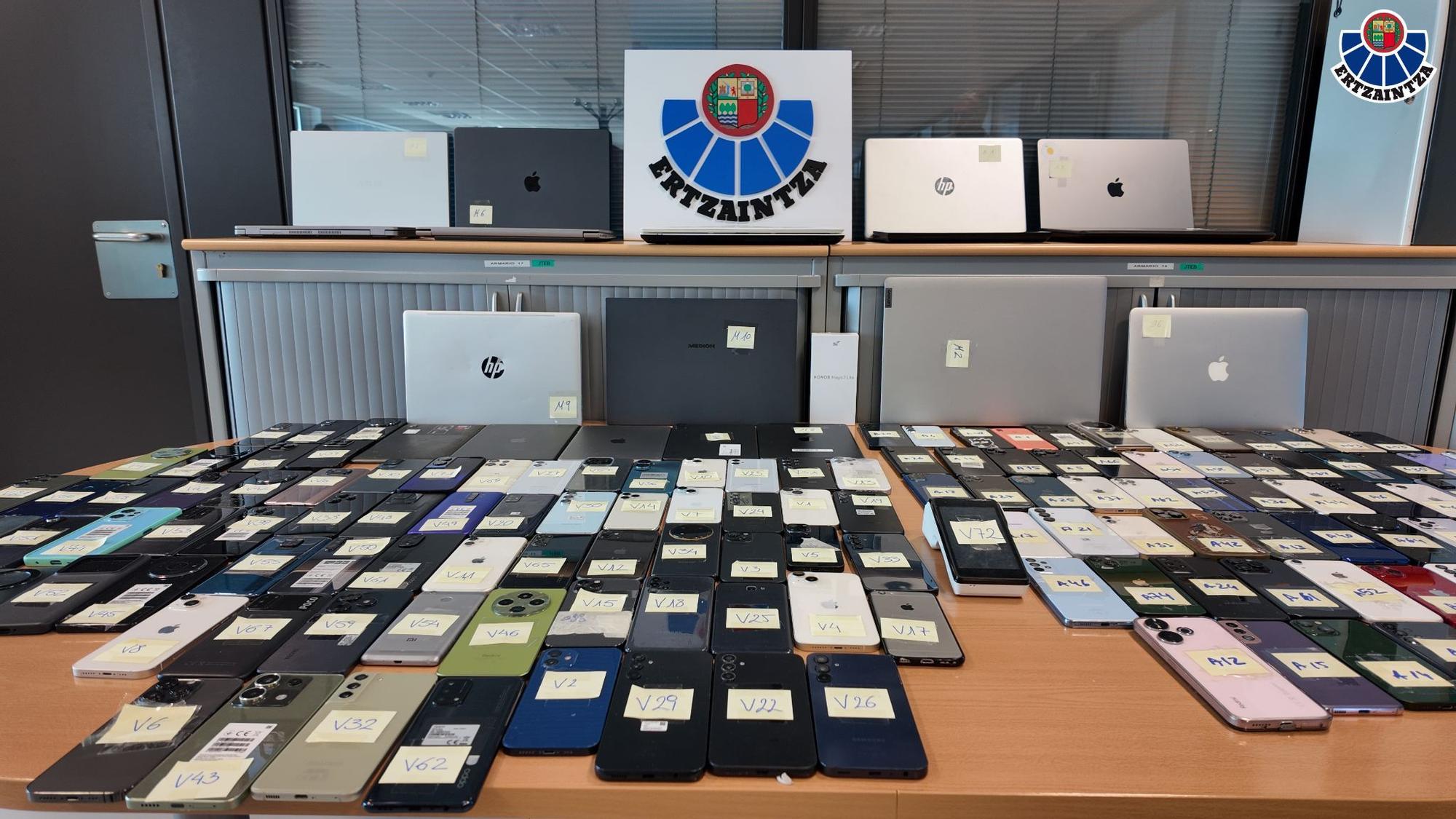 Dispositivos electrónicos incautados a la banda que operaba en Bizkaia