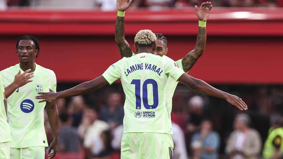 Lamine Yamal celebra el primer gol de la noche con Raphina.