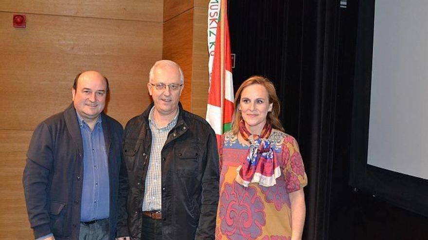 Andoni Ortuzar, Xabier Cabodevilla, de Muskizko Ikastola, e  Itxaso  Atutxa.