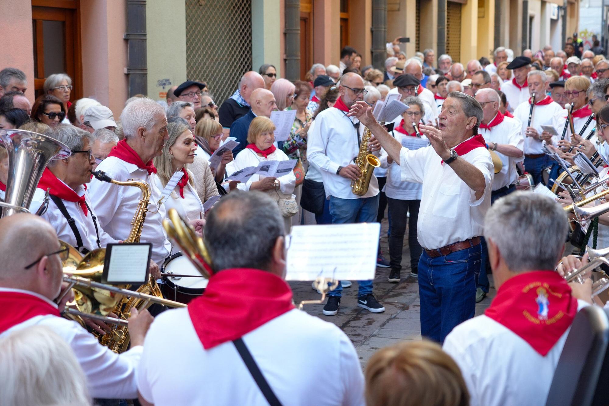 En imágenes: Los auroros despiertan a Vitoria con sus canciones