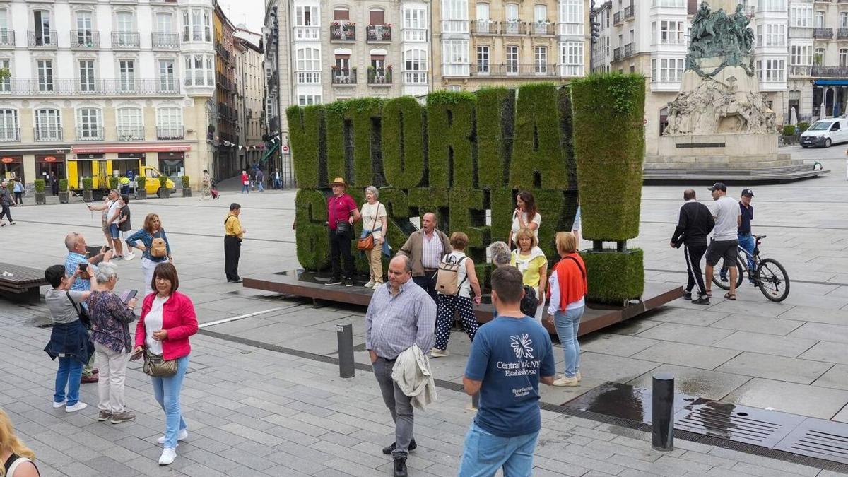 Turistas en el popular musgo de Vitoria-Gasteiz