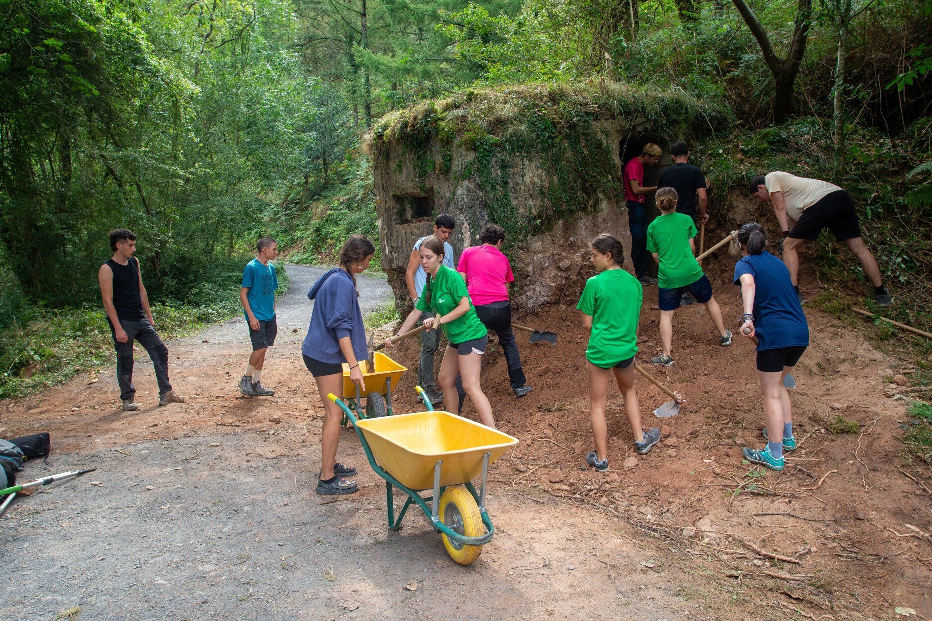 Fotos del campamento juvenil que localiza y recupera búnkeres del franquismo en Bera