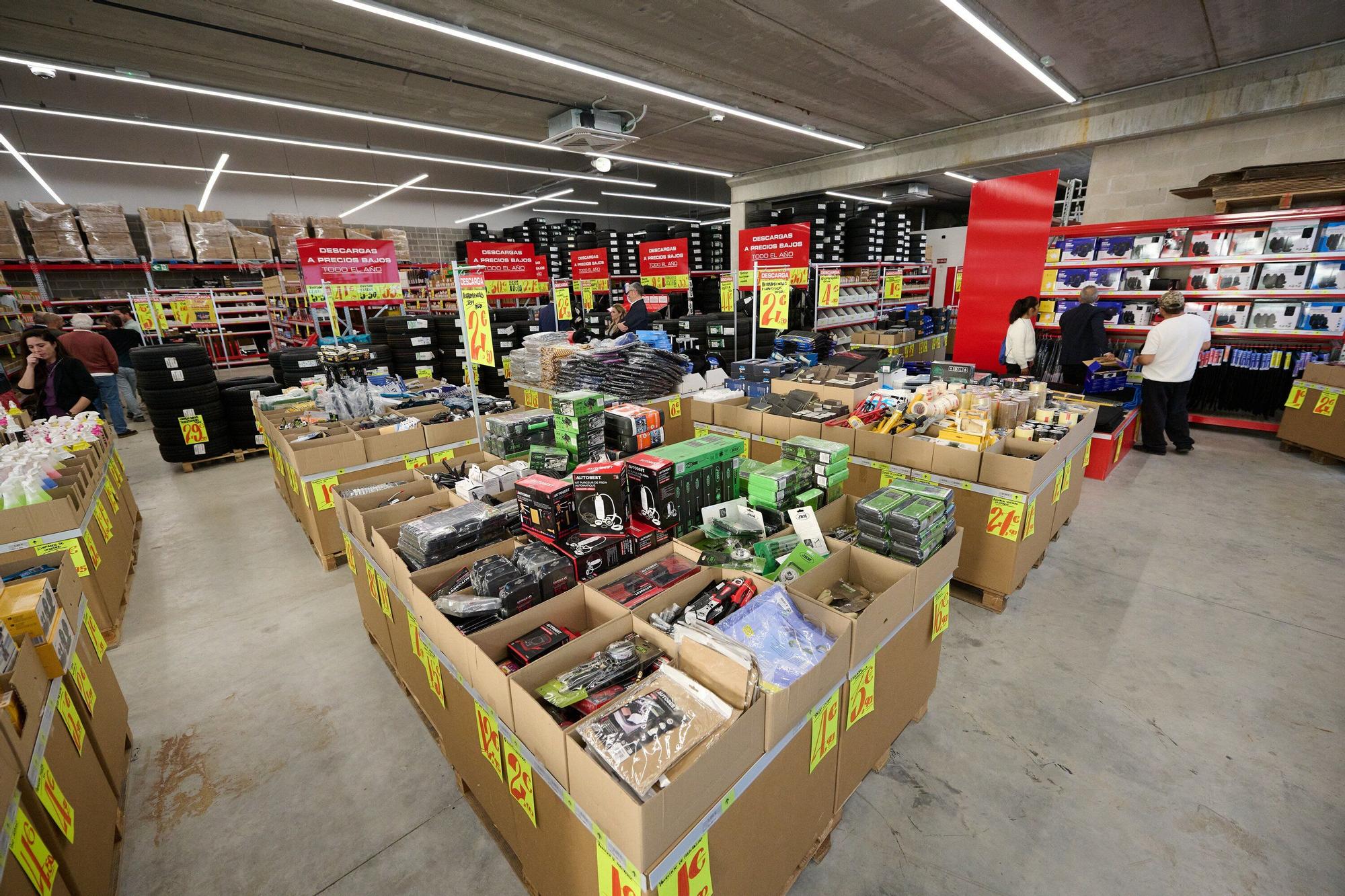 Fotos de la inauguración oficial de la nueva tienda de Carter-Cash en Pamplona
