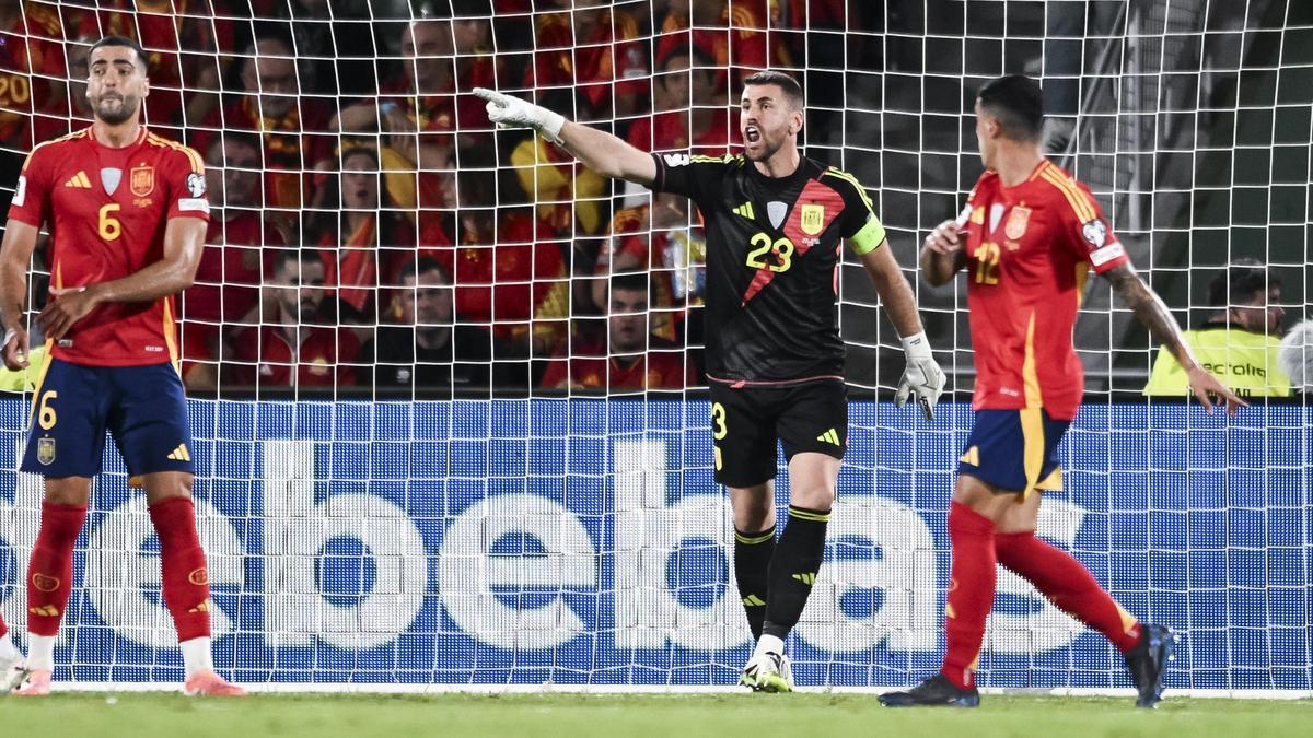 Simón da instrucciones a sus compañeros ante Georgia.