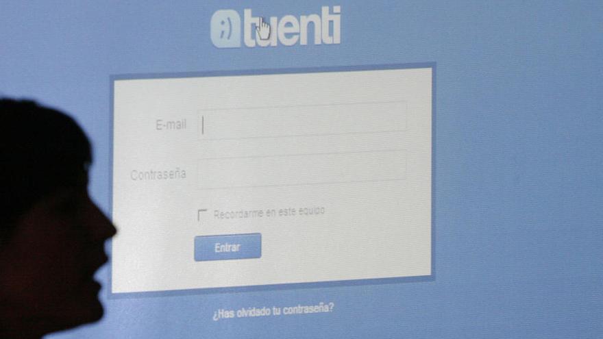 La pantalla de un ordenador muestra la red social Tuenti.