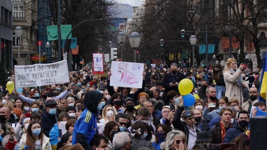Miles de vascos se manifiestan en contra de la invasión rusa en Ucrania