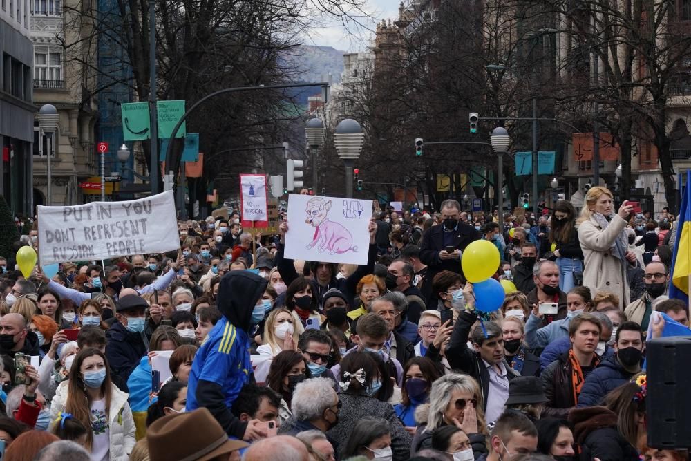 Miles de vascos se manifiestan en contra de la invasión rusa en Ucrania
