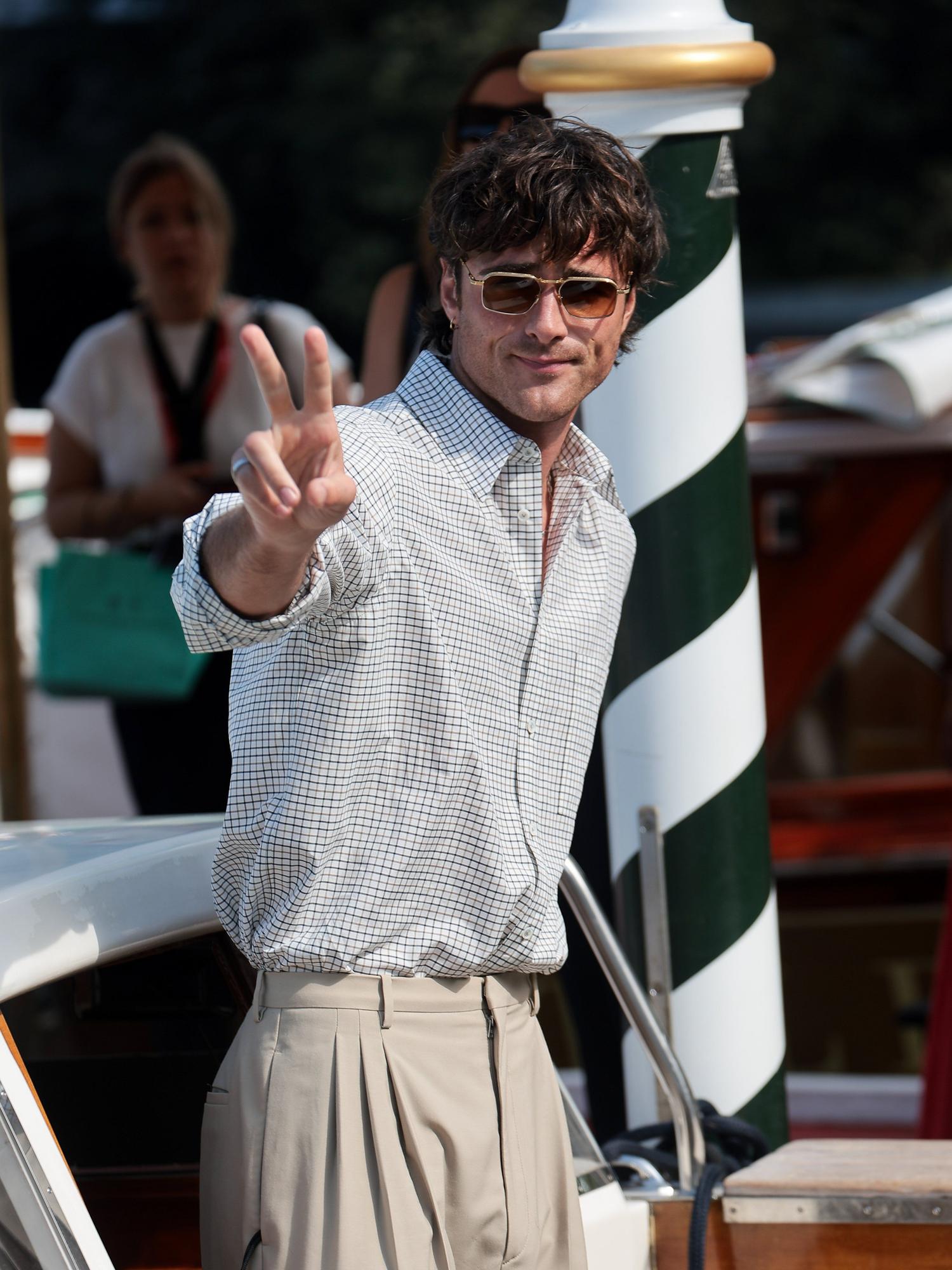 En fotos: el paseo triunfal de Jacob Elordi por la alfombra roja de Venecia