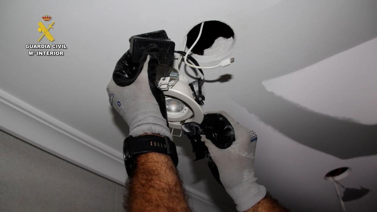 Un dispositivo oculto de grabación camuflado en el techo de un baño de la vivienda de uno de los detenidos.