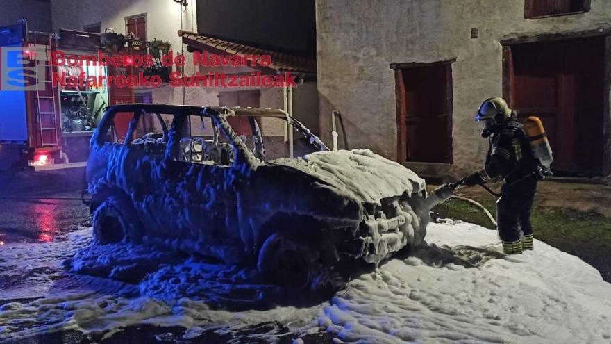 Trasladado al hospital un conductor tras arder su coche en Valcarlos