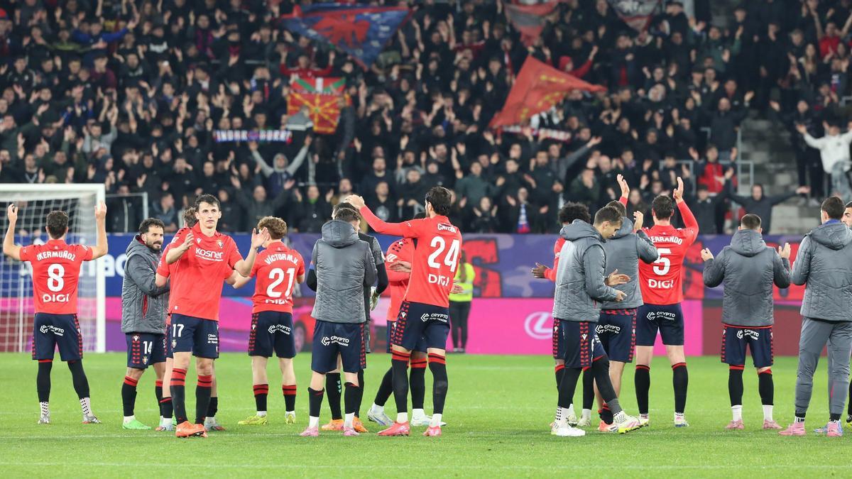 Los jugadores de Osasuna celebran la victoria ante el Levante.