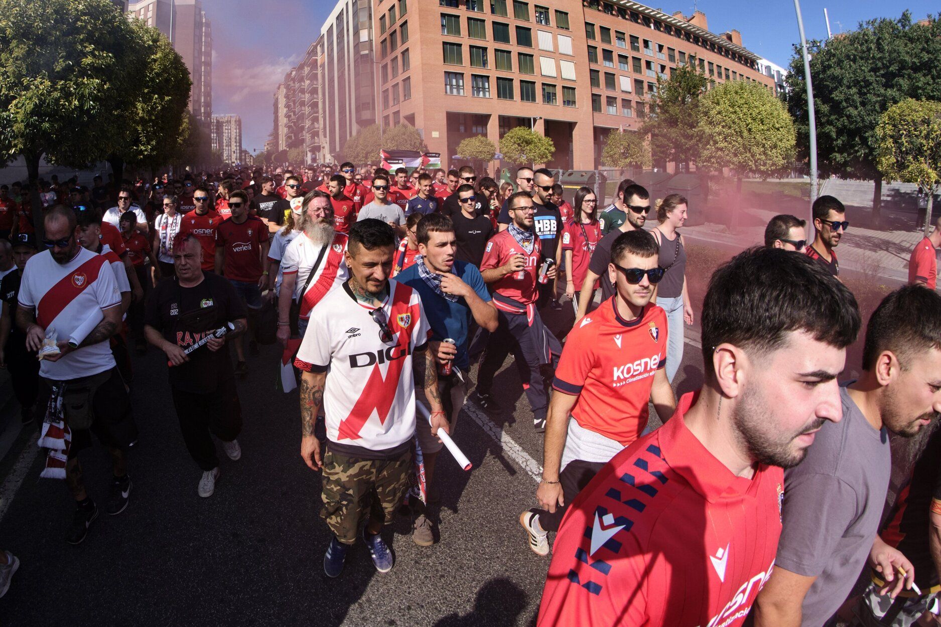 La afición primero: numerosa marcha reivindicativa de los aficionados de Osasuna y Rayo