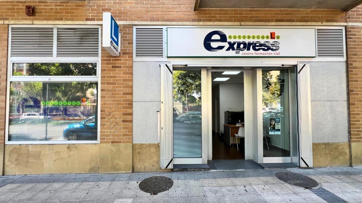 Fachada de la Autoescuela Express en Pamplona.