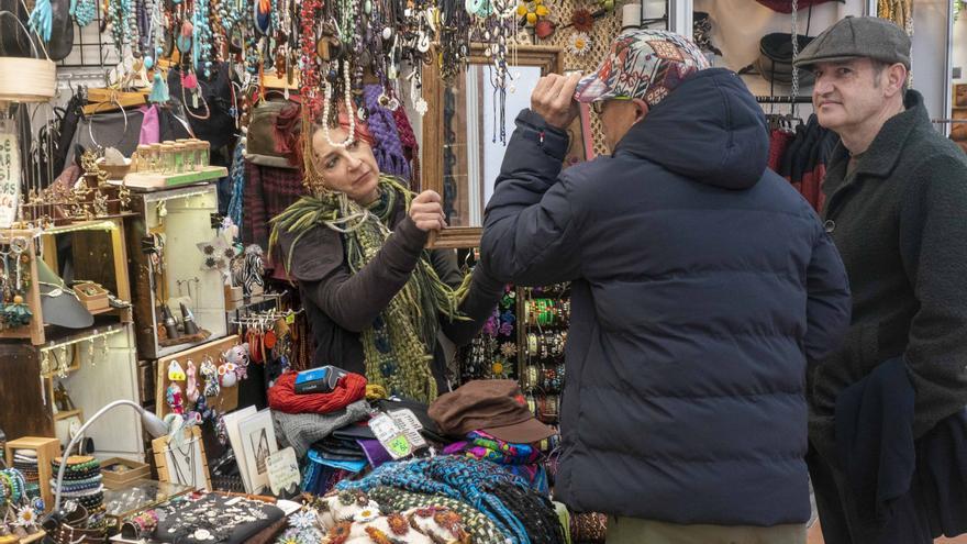 En imágenes: Mercado de Navidad en los puestos de la Calle Independencia y la Plaza de los Celedones de Oro