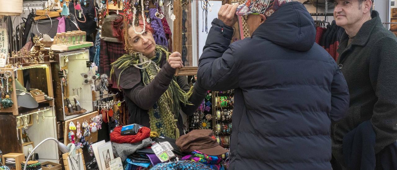 En imágenes: Mercado de Navidad en los puestos de la Calle Independencia y la Plaza de los Celedones de Oro