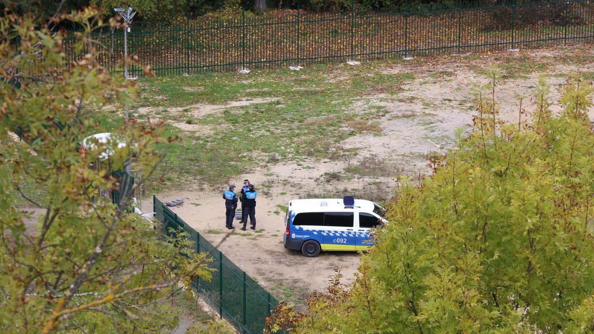 Policías municipales, ayer en la zona de los hechos. Policías municipales, ayer en la zona de los hechos.