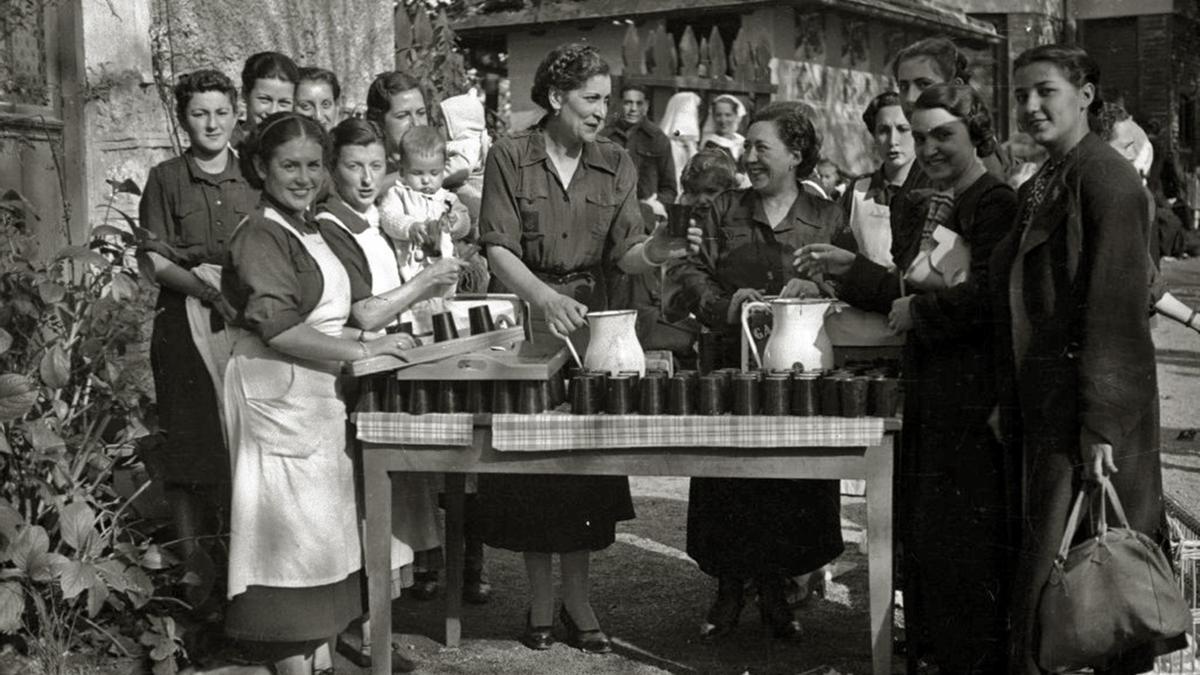Un grupo de mujeres participa en un reparto de comida  en una localidad indeterminada de Gipuzkoa durante el franquismo.