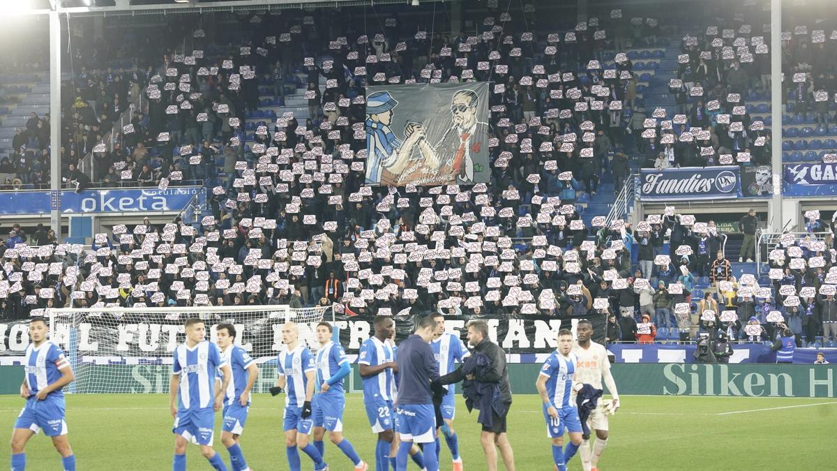 Imagen de una protesta de Iraultza 1921 contra los horarios de &#039;LaLiga&#039;