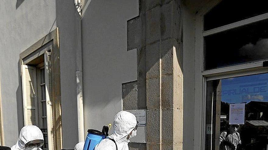 Bomberos de Gipuzkoa desinfectando una residencia.