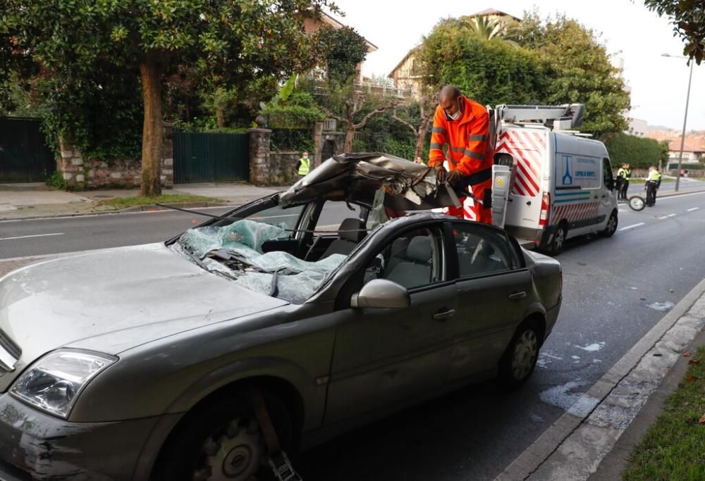 Estado en el que ha quedado el coche sobre el que ha caído la farola