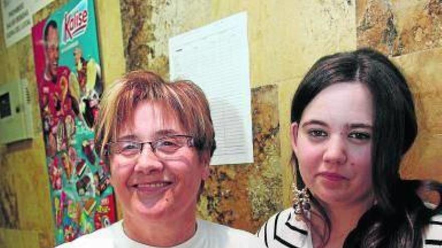 Mª Mercedes Itoiz y Paula Vitoria, con el pincho ganador.