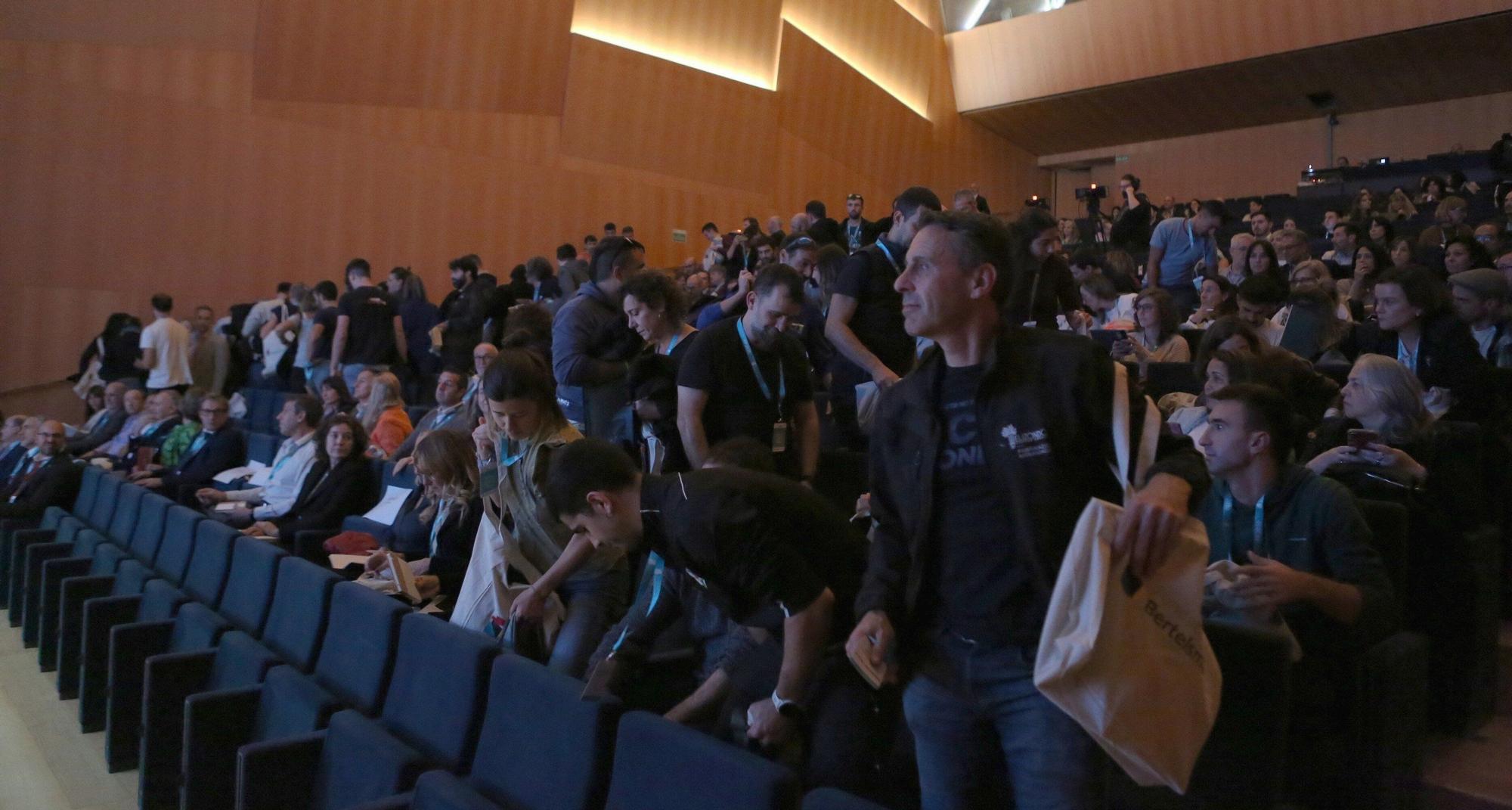 FOTOS | Momentos de tensión en la concentración de docentes de FP ante el Foro del Baluarte