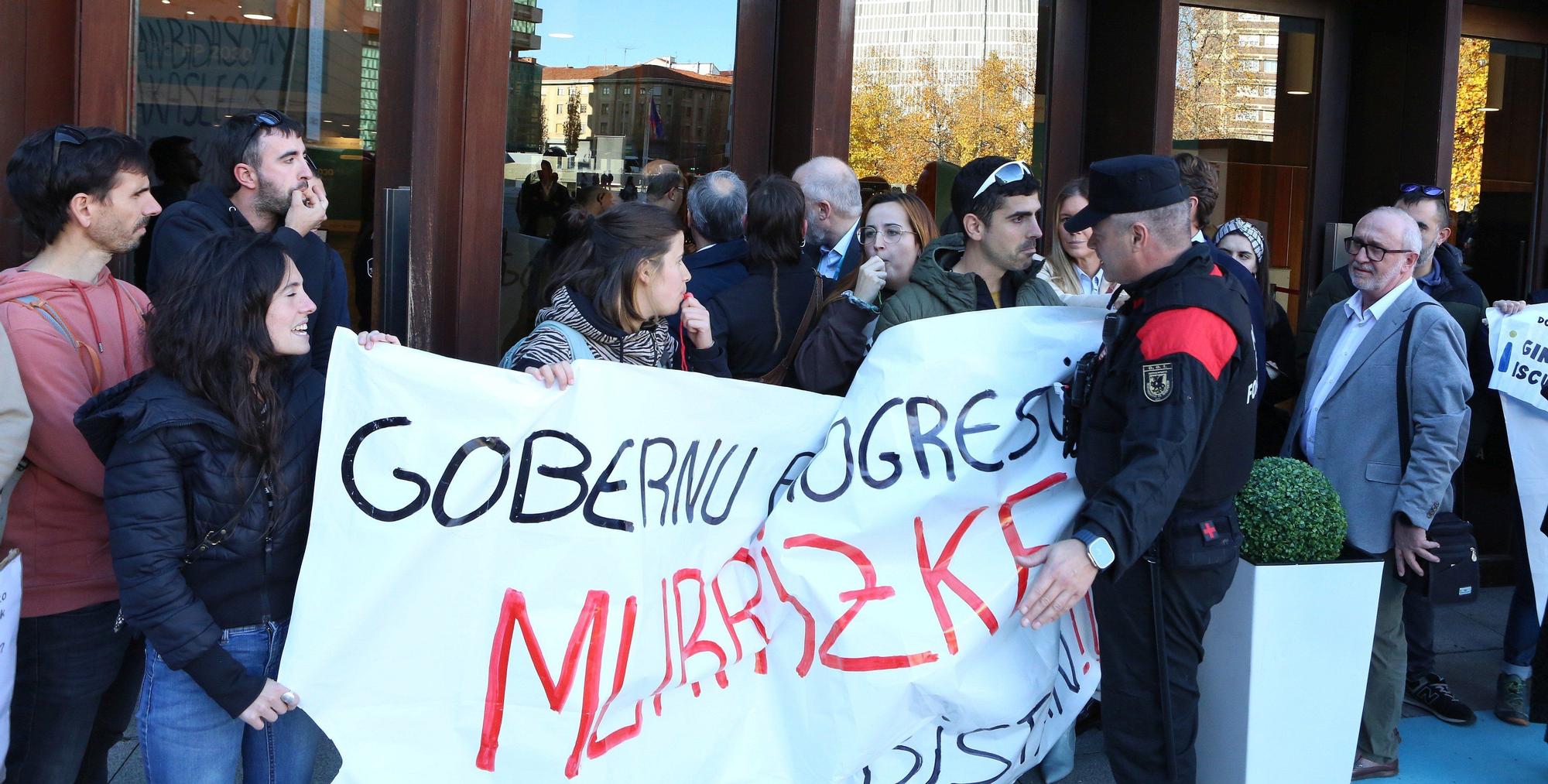 FOTOS | Momentos de tensión en la concentración de docentes de FP ante el Foro del Baluarte