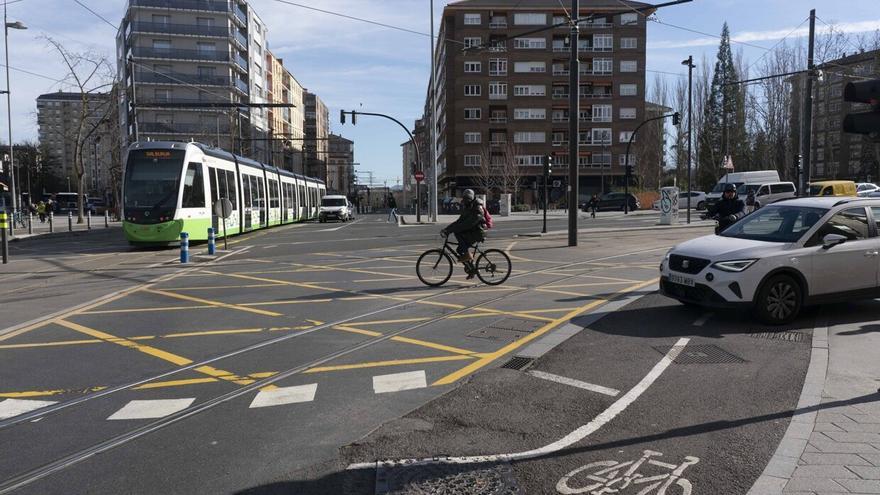 Vitoria modificará el complicado carril-bici de Las Trianas para que los coches no invadan el bidegorri