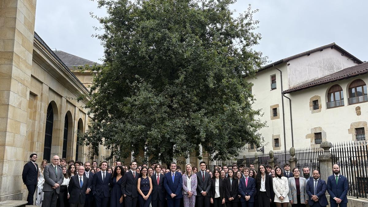 Foto de grupo ante el Árbol de Gernika