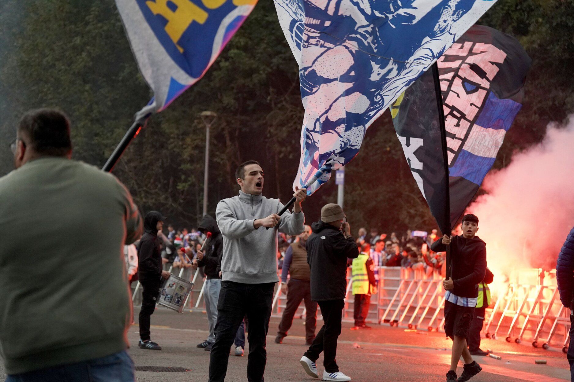 Recibimiento antes del derbi