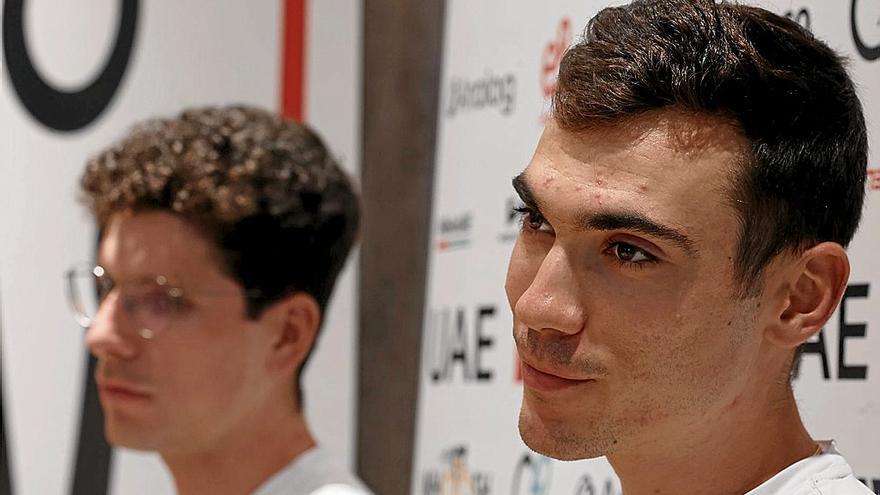 Joao Almeida (fondo) y Juan Ayuso durante una rueda de prensa previa al inicio de la Vuelta a España 2025.