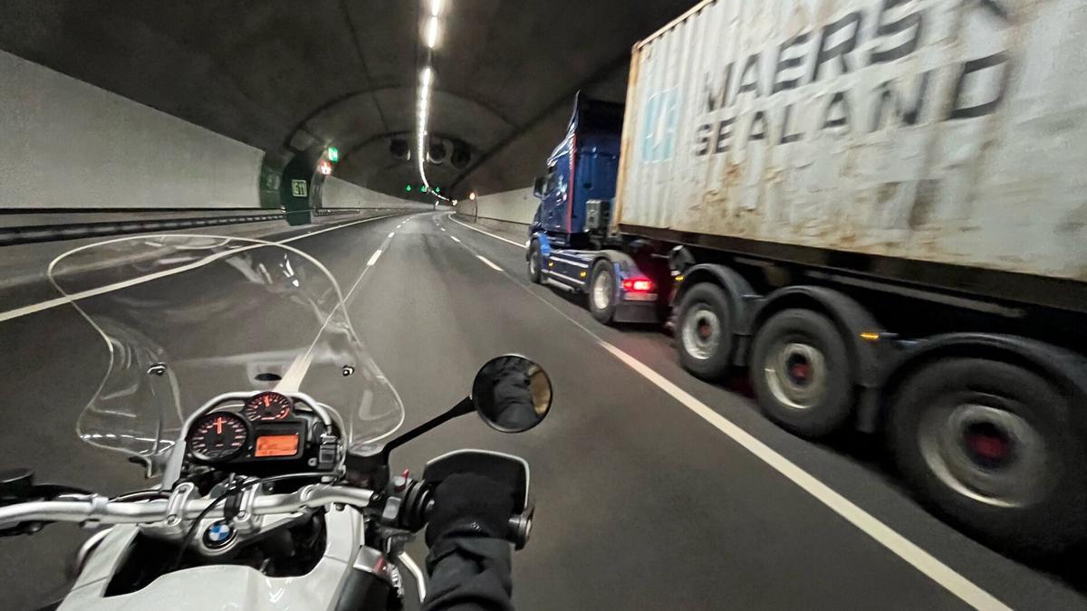 Una moto y un camión circulan por uno de los túneles de la Supersur