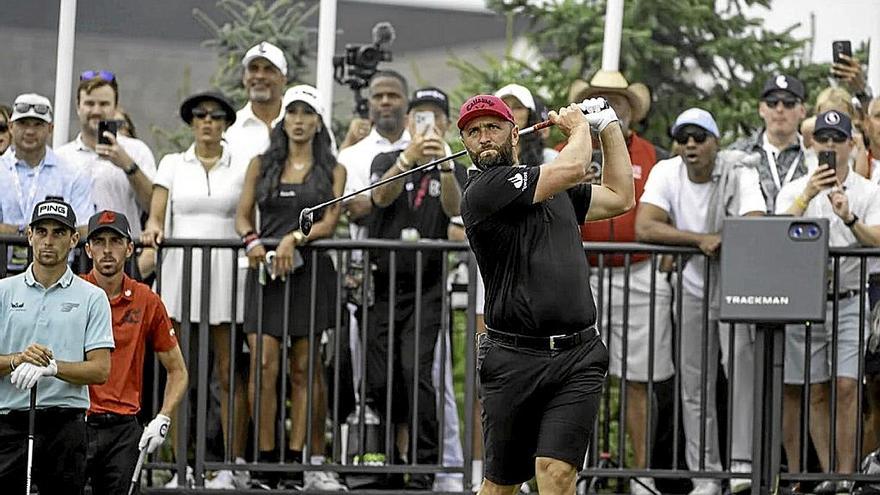 Rahm juega desde el tee durante su vuelta de ayer ante la mirada de Niemann y Puig.  | FOTO: LIV GOLF