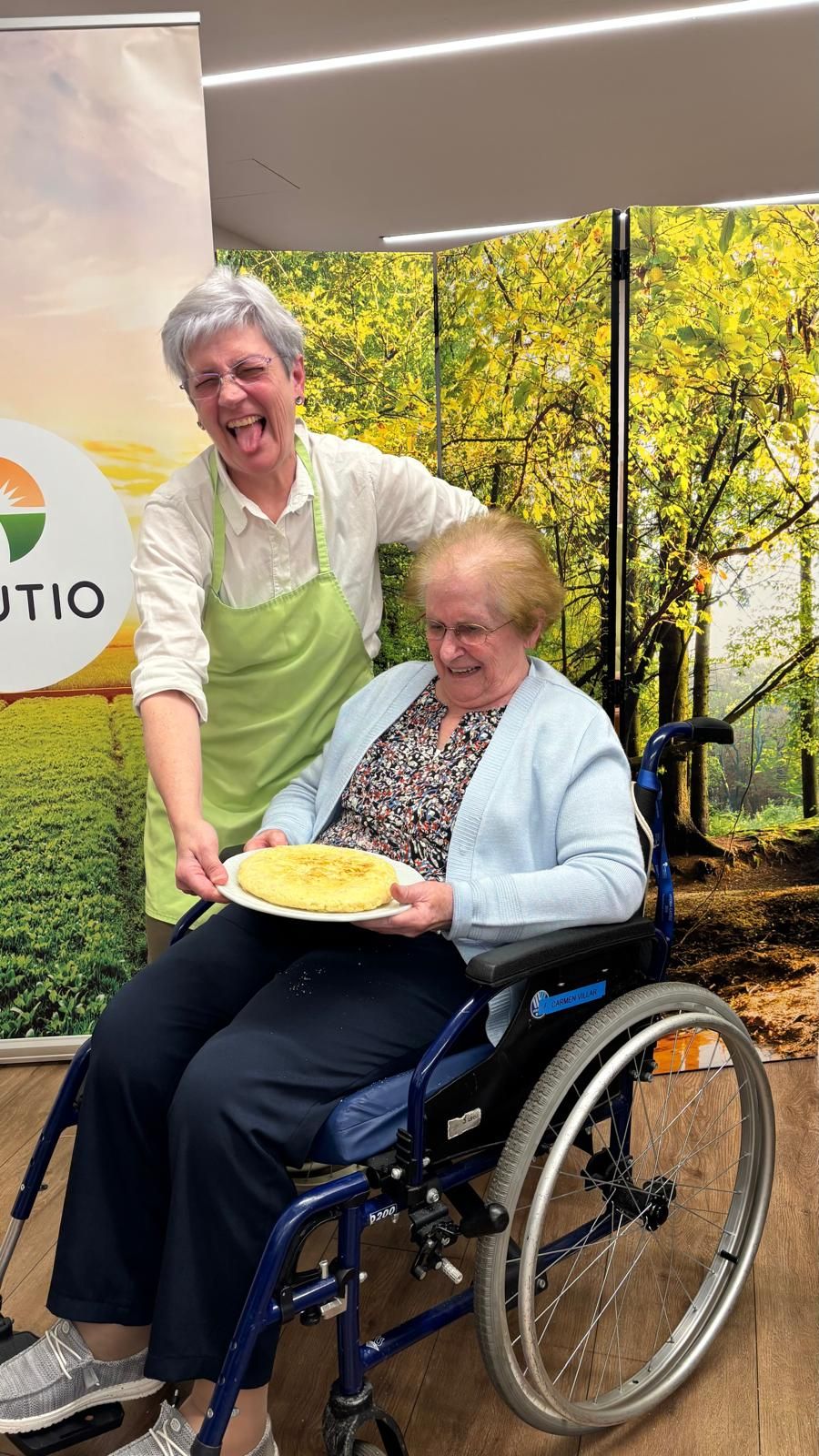 En imágenes: Una tarde de historias, cariño y tortillas con los mayores de Vitoria