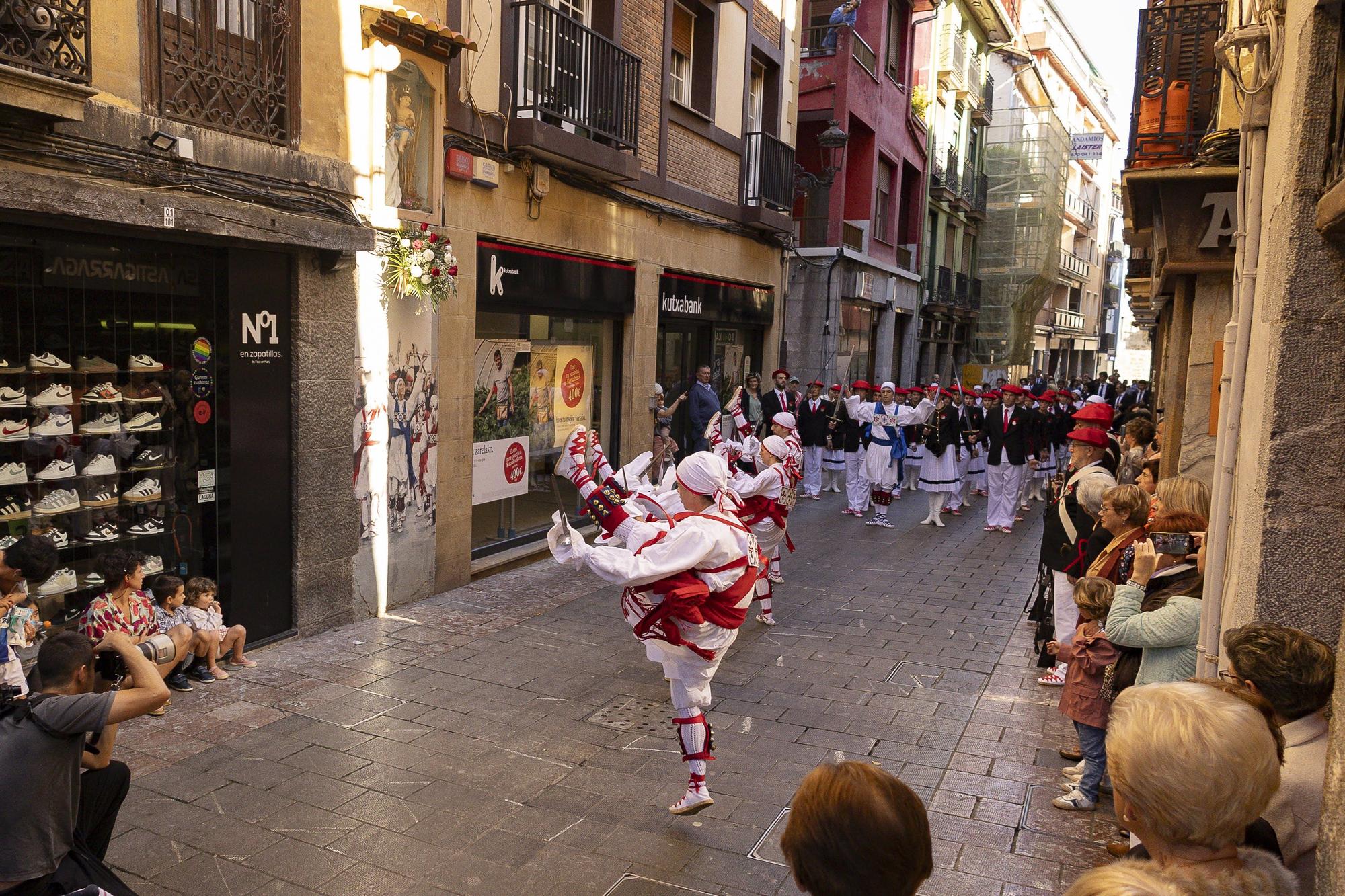 Elgoibar baila al ritmo de las espadas de la celebración de la Virgen del Rosario