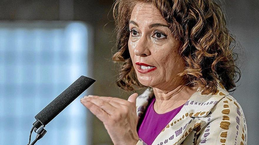 Montero defiende la bonificación al combustible a toda la población