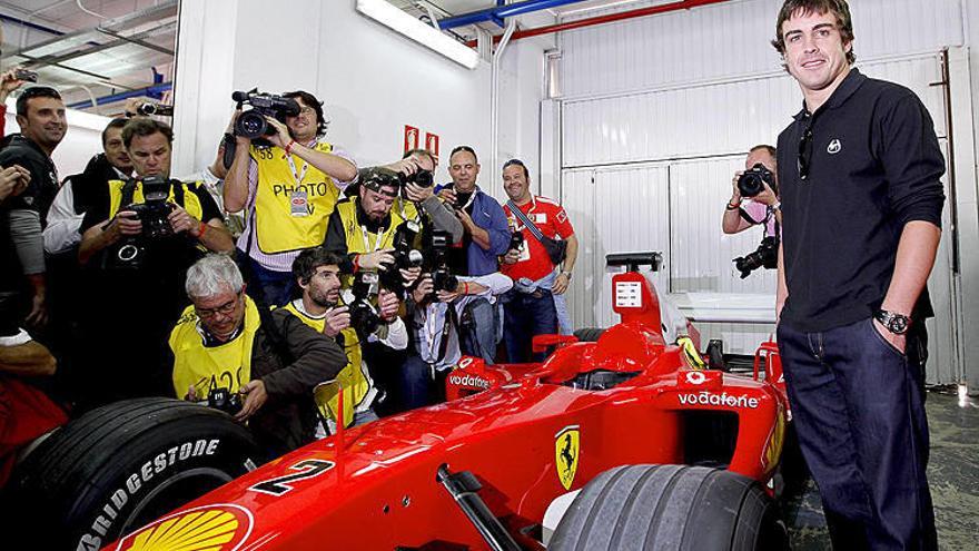 Alonso desata la locura de aficionados en su visita a Ferrari en Cheste
